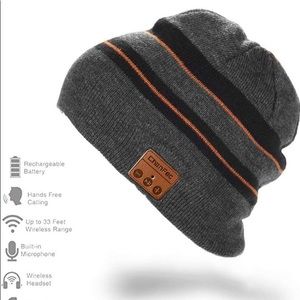 Beanie hat with Bluetooth earphones vol mic